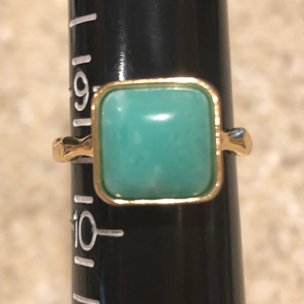 Gold colored ring w/turquoise colored stone. NWT Size7